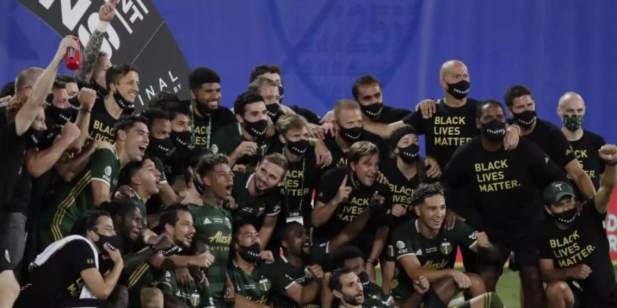 Die Spieler der Portland Timbers freuen sich nach Finalsieg beim «MLS is back»-Turnier. Foto: John Raoux/AP/dpa