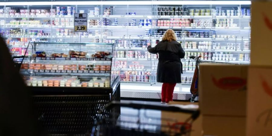 Verbraucherin in einem Supermarkt