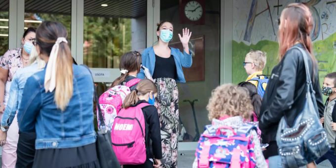 Wegen des Coronavirus gilt in gewissen Kantonen die Maskenpflicht bereits ab der ersten Klasse. Coronavirus
