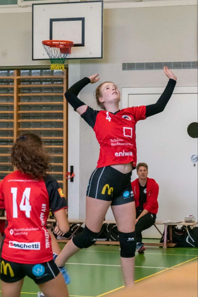 Amanda Okafor springt dem Ball entgegen.