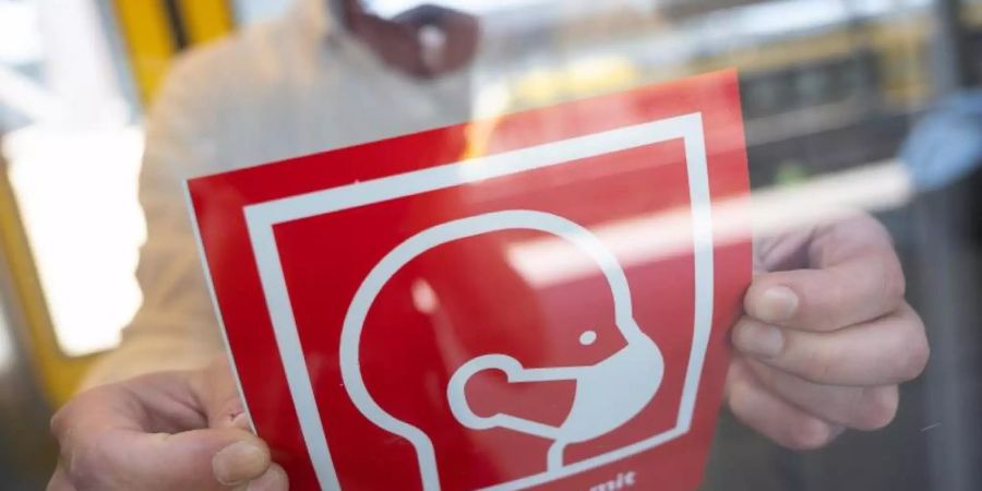 In öffentlichen Verkehrsmitteln ist das Tragen einer Maske vorgeschrieben. Ein selbstausgefülltes Online-Attest befreit Bürger nicht von dieser Pflicht. Foto: Sebastian Gollnow/dpa