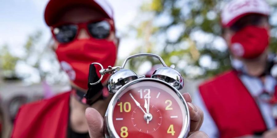 Die Zeiger stehen auf fünf vor zwölf: Die Gewerkschaften fordern 4,8 Prozent mehr Lohn. Foto: Fabian Sommer/dpa