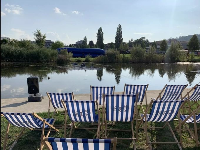 Dieses Jahr werden die Liegestühle weiter auseinanderstehen als hier 2019. Kinonächte Liebefeld