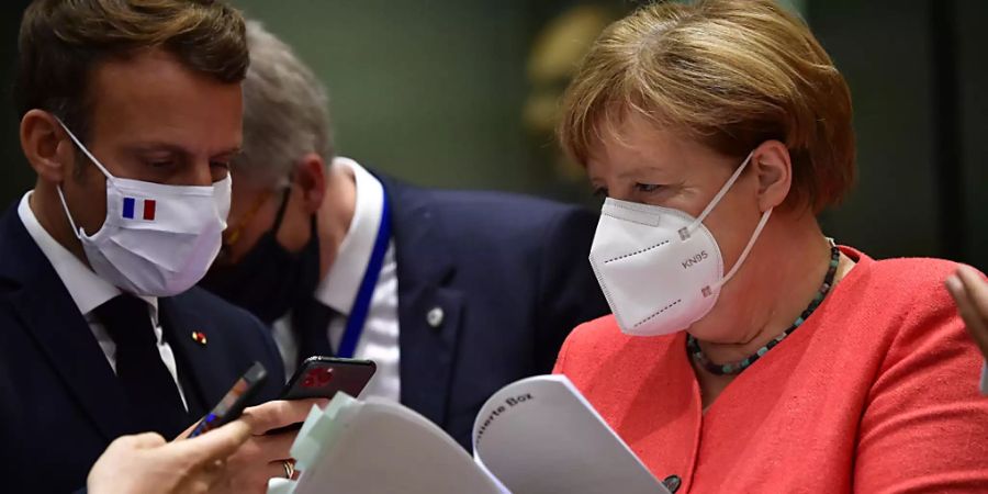 ARCHIV - Emmanuel Macron (l), Präsident von Frankreich,  und Bundeskanzlerin Angela Merkel (CDU) vor dem EU-Gipfel. Foto: John Thys/AFP Pool/AP/dpa