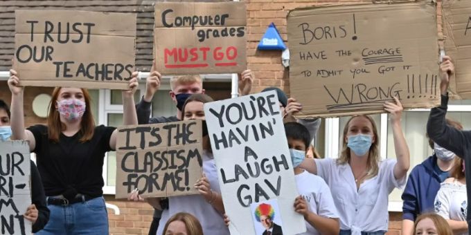 Britische Schüler bei Protesten gegen Noten-Korrekturen Britische Schüler bei Protesten gegen Noten-Korrekturen