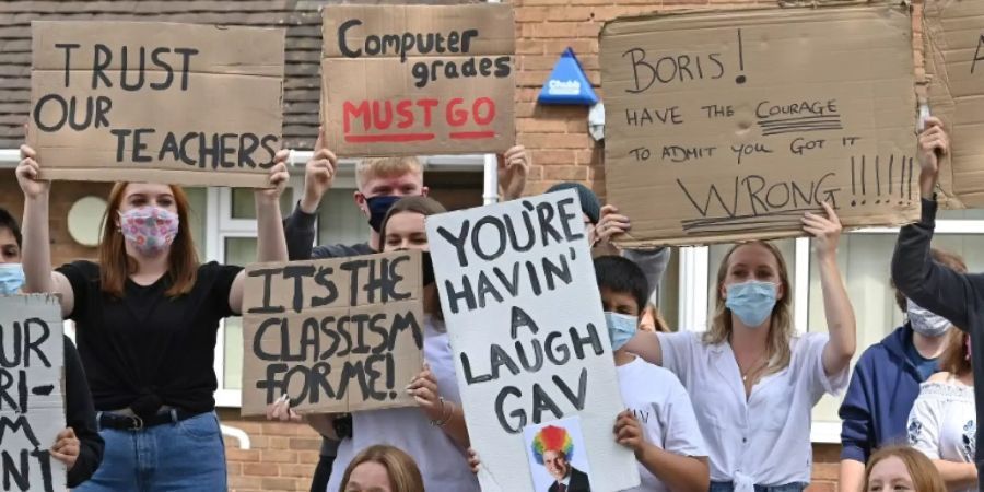 Britische Schüler bei Protesten gegen Noten-Korrekturen