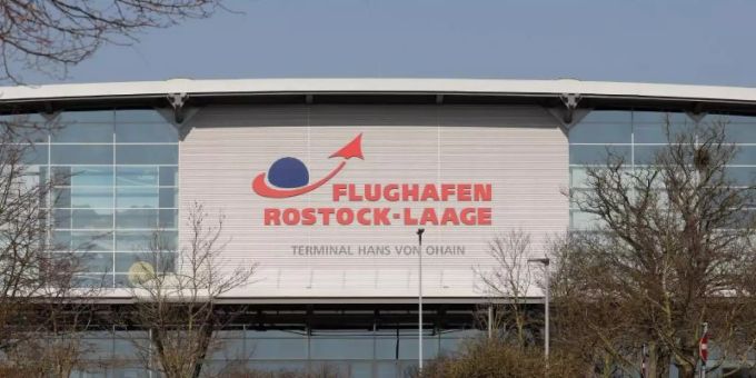 Das Abfertigungsgebäude des Flughafens in Laage. Foto: Bernd Wüstneck/dpa-Zentralbild/dpa laage