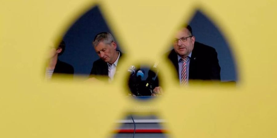 Wolfram König (l), Präsident des Bundesamtes für kerntechnische Entsorgungssicherheit, und Stefan Studt, Geschäftsführer der Bundesgesellschaft für Endlagerung, sitzen bei einer Pressekonferenz nebeneinander. Foto: Carsten Rehder/dpa
