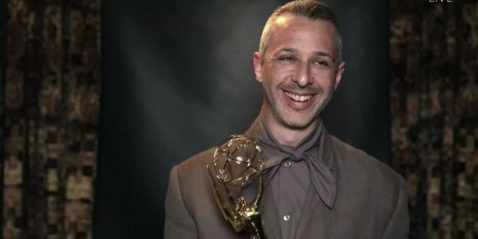 Jeremy Strong nimmt den Emmy für den herausragenden Hauptdarsteller in der Dramaserie für «Succession» entegegen. Succession