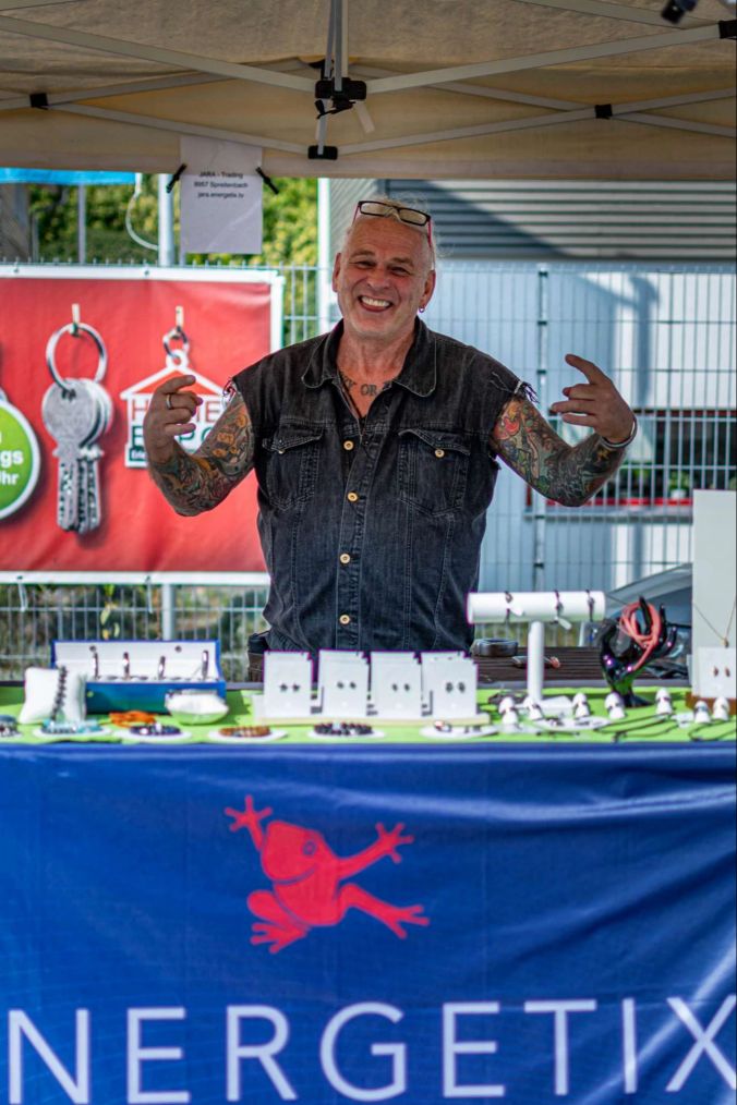 Ralph Hochstrasser mit seinem Energetix Schmuck-Stand.