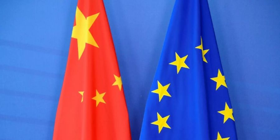 Flaggen Chinas und der EU