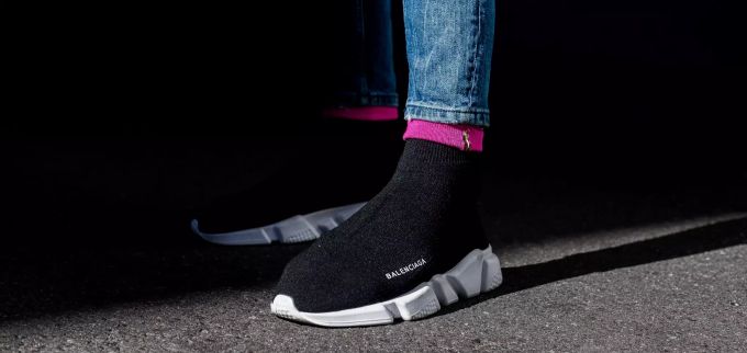Die Marke Balenciaga unterstützt durch Spenden ein französisches Krebsforschungsinstitut. Balenciaga Spenden Krebs Oktober