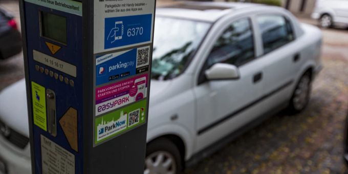 An einer Parkuhr sollen die Parkenden ihre Gebühren bezahlen. (Symbolbild) parkplatz bussen altersheim