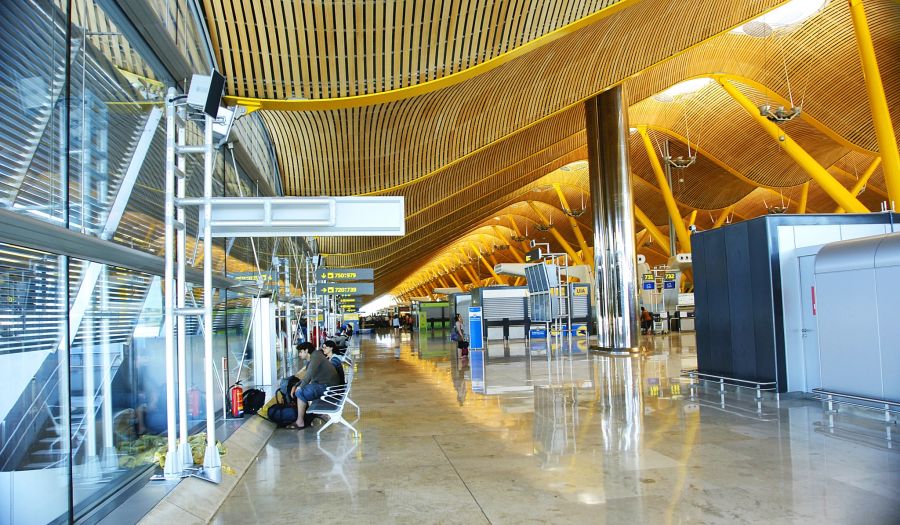 Das Terminal 4 am Madrid Barajas Airport. Die wellenförmige Decke aus Bambus zieht alle Blicke auf sich.
