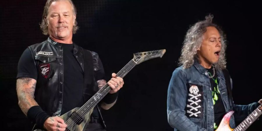 James Hetfield (l), Frontsänger der US-Metal-Band Metallica, und Kirk Hammett, Gitarrist, spielen im Olympiastadion Seite an Seite. Foto: Sven Hoppe