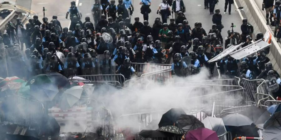 Polizisten und Protestler am Mittwoch in Hongkong