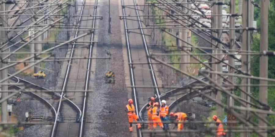 Die Bahn beginnt mit Sanierungen der Schnellstrecke zwischen Hannover und Göttingen. Reisende müssen sich auf längere Fahrzeiten einstellen. Foto: Christophe Gateau