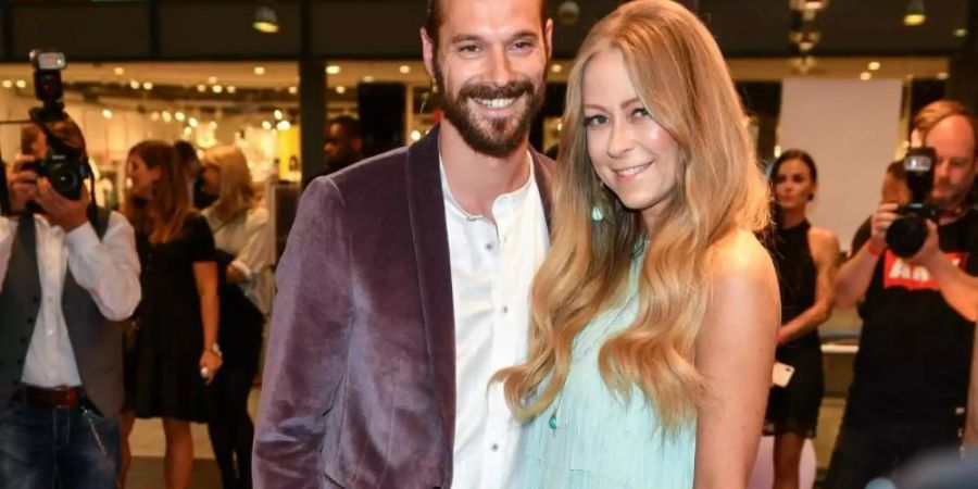 Die Schauspielerin Jenny Elvers und ihr neuer Freund Simon Lorinser zeigen sich in Berlin. Foto: Jens Kalaene