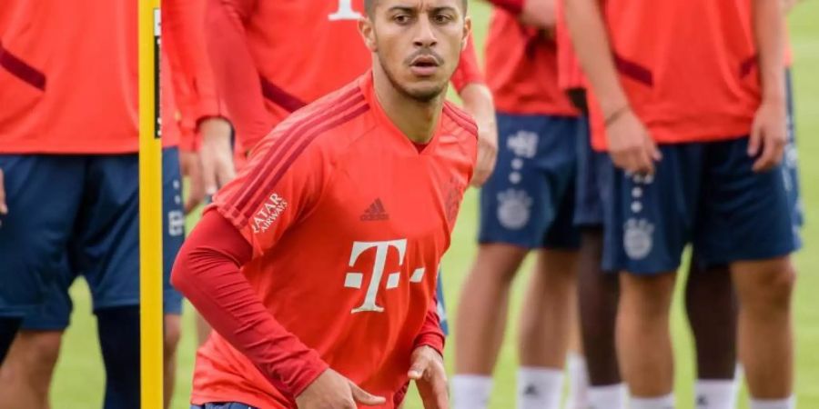 Thiago wärmt sich beim ersten öffentlichen Training des FC Bayern in der Saisonvorbereitung auf. Foto: Matthias Balk/Archivbild