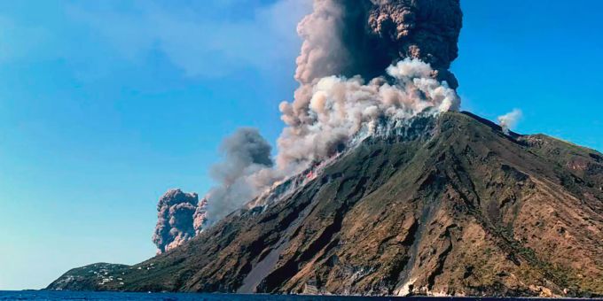 Rauchschwaden steigen vom Vulkan Stromboli auf. Ein heftiger Ausbruch des Vulkans Stromboli in Italien hat Touristen und Einwohnern Angst und Schrecken eingejagt und einem Menschen das Leben gekostet. Stromboli Ausbruch