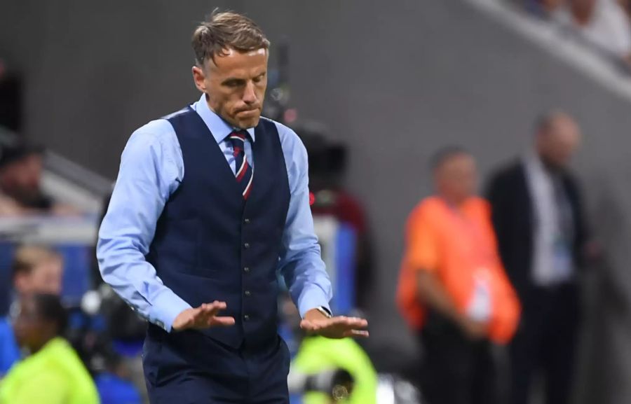 Phil Neville, Trainer der englischen Frauen-Nationalmannschaft, gestikuliert.
