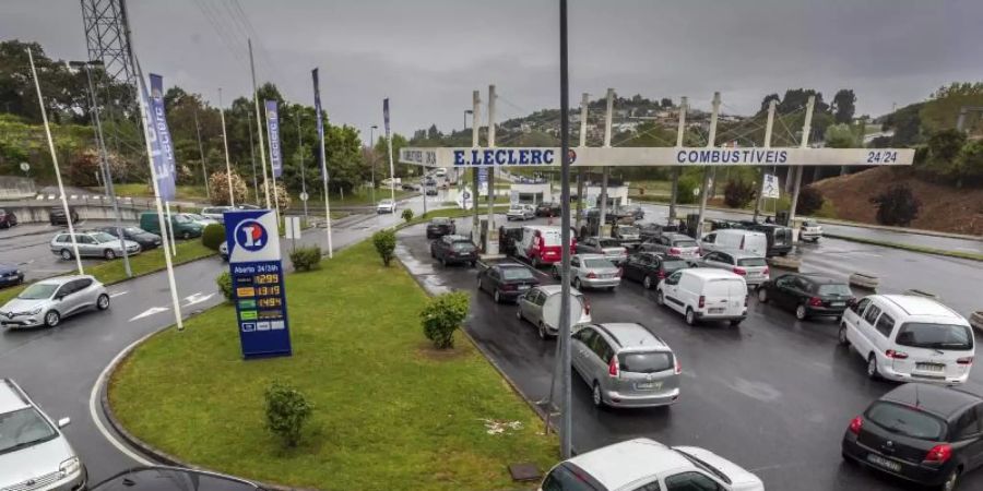 Bereits im April hatten die Fahrer von Gefahrgut-Lastwagen gestreikt und für lange Schlangen an Tankstellen in Portugal gesorgt. Foto: Luis Vieira/AP