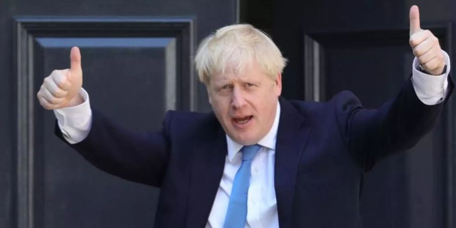 Boris Johnson kommt mit erhobenen Daumen am Hauptsitz der Konservativen Partei an. Foto: Aaron Chown/PA Wire