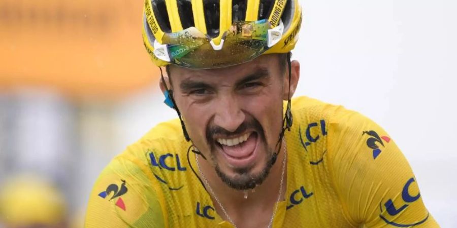 Julian Alaphilippe startet im gelben Trikot des Gesamtführenden in die 16. Etappe der Tour de France. Foto: Y. Jansens/BELGA