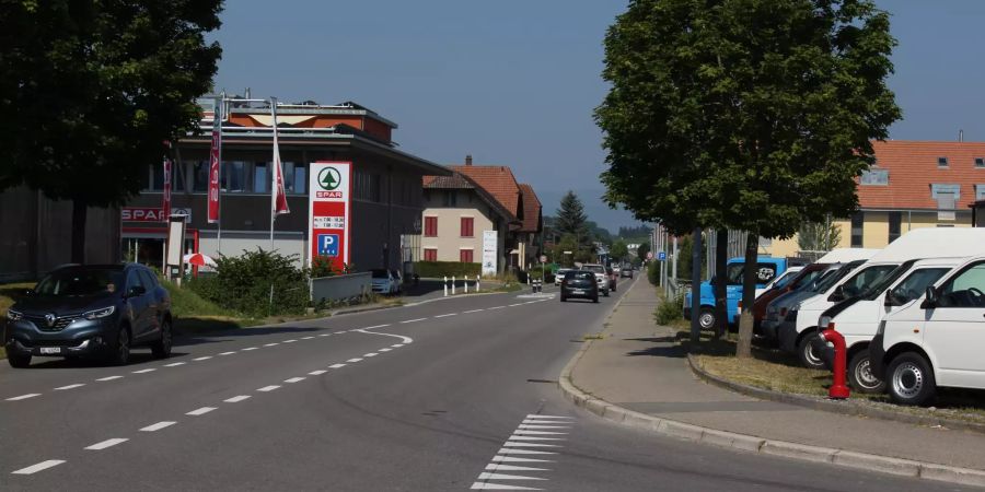 Die Lyssstrasse in Fahrtrichtung Lyss.