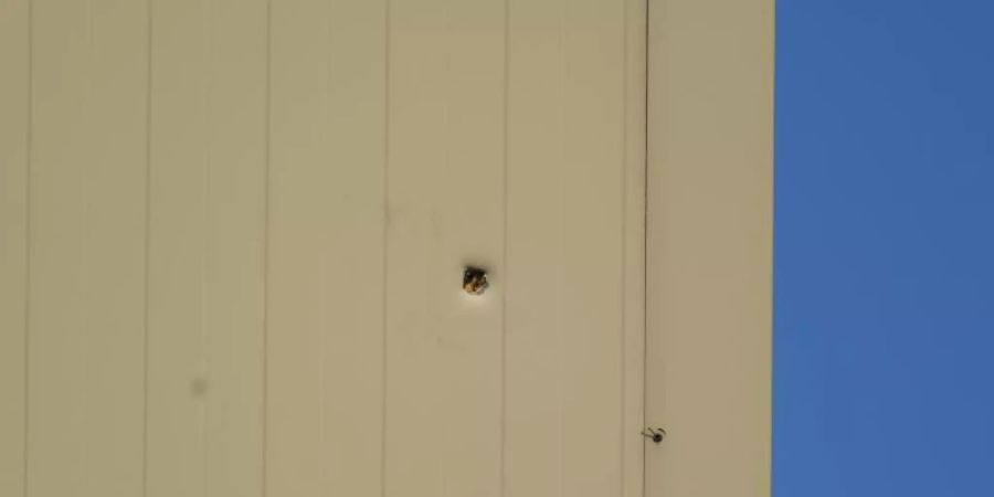Ein Einschussloch ist an der Fassade einer Fabrikhalle in Wächtersbach zu sehen. Foto: Arne Dedert