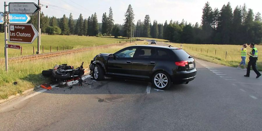 Der Unfall auf der Strasse zwischen Peu-Péquignot und Noirmont im Kanton Jura ereignete sich bei einer Einmündung.