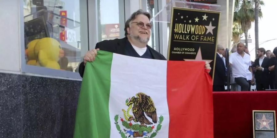 Guillermo del Toro mit der mexikanischen Flagge vor seinem Stern am Hollywood Walk of Fame. Foto: Willy Sanjuan