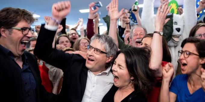 Die grossen Sieger: Wie hier bei der Grünen-Wahlparty in Berlin feierten grüne Parteien auch in anderen EU-Staaten deutliche Erfolge. Foto: Kay Nietfeld Die grossen Sieger: Wie hier bei der Grünen-Wahlparty in Berlin feierten grüne Parteien auch in anderen EU-Staaten deutliche Erfolge. Foto: Kay Nietfeld
