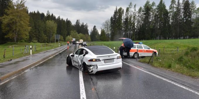 Ein 70-jähriger Mann baute auf der Oberalpstrasse von Flims Richtung Ilanz einen Unfall. tesla