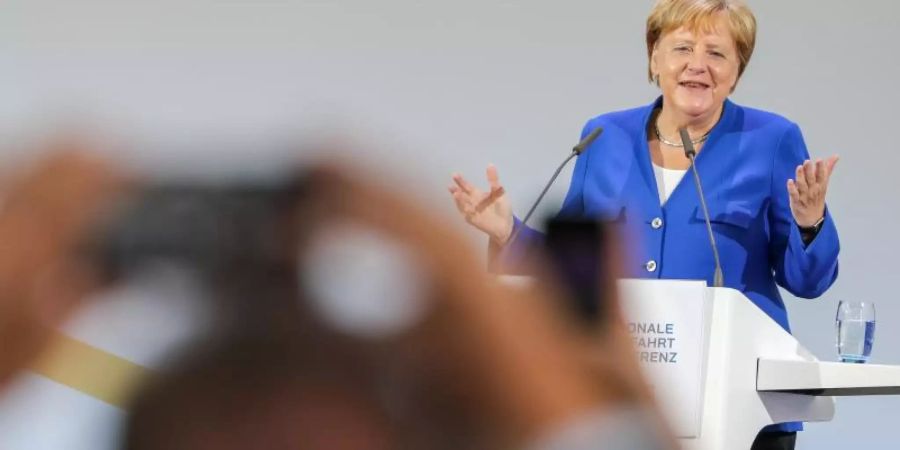 Bundeskanzlerin Angela Merkel(CDU) spricht auf der ersten Nationalen Luftfahrtkonferenz auf dem Flughafen Leipzig-Halle. Foto: Jan Woitas