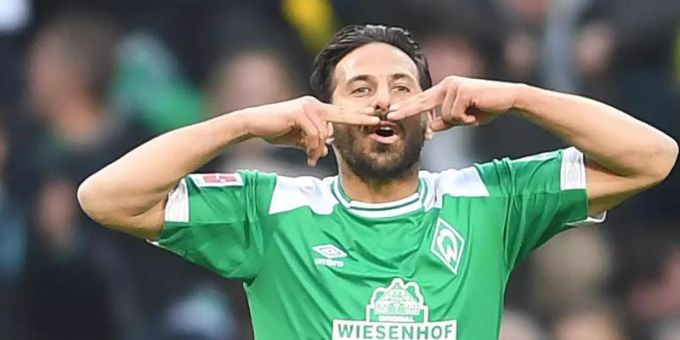 Von der DFL ausgezeichnet: Werder-Legende Claudio Pizarro. Foto: Carmen Jaspersen Von der DFL ausgezeichnet: Werder-Legende Claudio Pizarro. Foto: Carmen Jaspersen