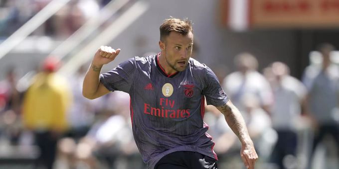 Haris Seferovic schiesst ein wichtiges Tor für Benfica Lissabon. Haris Seferovic