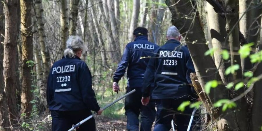 Polizisten suchen in einem Waldgebiet bei Brieselang nach Spuren der vermissten Georgine Krüger. Foto: Bernd Settnik/Archiv