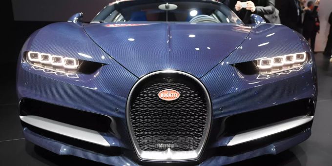 Ein Bugatti Chiron steht während der Automesse in einer Messehalle. (Symbolbild) Bugatti marokko