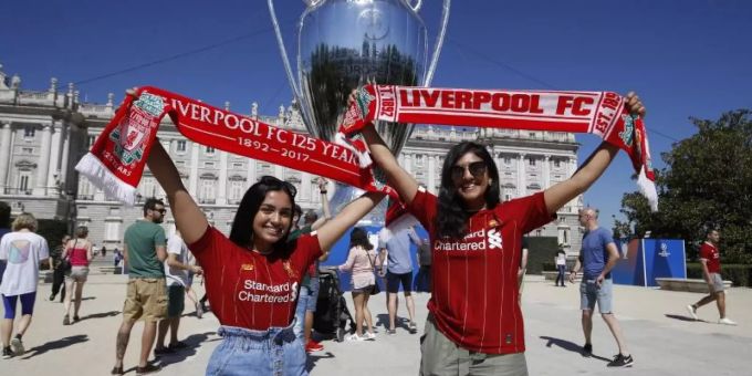 Zwei Liverpool-Anhängerinnen lassen sich vor einer riesigen Replik des Champions-League-Pokals fotografieren. Foto: Martin Rickett/PA Wire Zwei Liverpool-Anhängerinnen lassen sich vor einer riesigen Replik des Champions-League-Pokals fotografieren. Foto: Martin Rickett/PA Wire