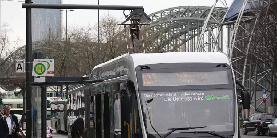 Ein Elektrobus der Kölner Verkehsbetriebe (KVB) wird an einer Haltestelle aufgeladen. Foto: Oliver Berg