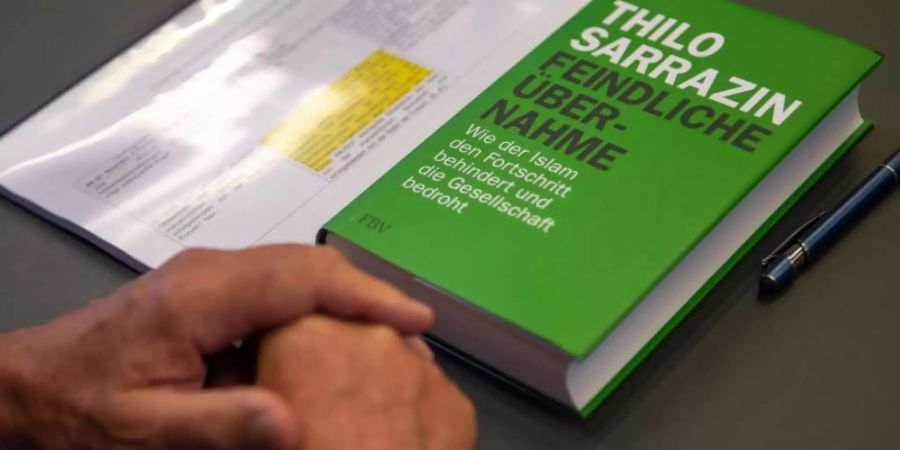Thilo Sarrazins Buch «Feindliche Übernahme» von liegt vor der Sitzung der SPD-Schiedskommission auf einem Tisch im Sitzungssaal. Foto: Monika Skolimowska