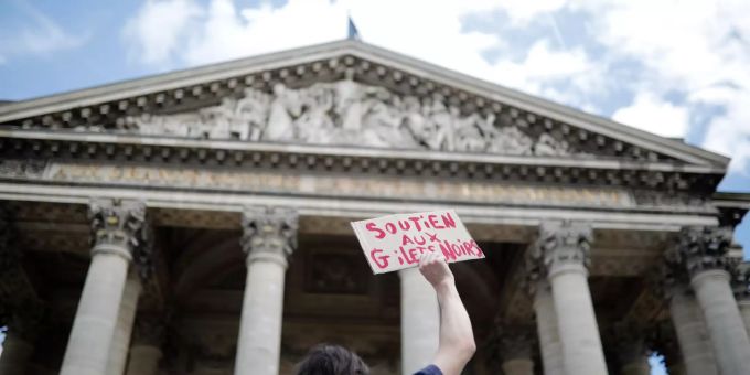 Ein Mann hält ein Schild mit der Aufschrift «soutien aux gilets noirs» (Unterstützung für Schwarzwesten) vor dem Pantheon. schwarzwesten