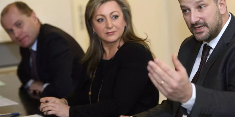 Über die Unregelmässigkeiten bei der Fondation Beaulieu orientierten im Dezember 2017 die Waadtländer Staatsrätin Nuria Gorrite (Mitte), Staatsrat Philippe Leuba (links) und der Stadtpräsident von Lausanne Gregoire Junod (rechts). (Archivbild)