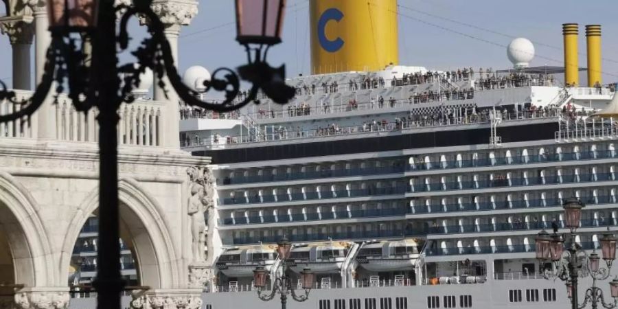 Das Kreuzfahrtschiff "Costa Deliziosa" fährt am Markusplatz vorbei. Foto: Luca Bruno