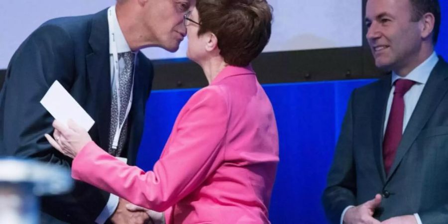 Friedrich Merz, Mitglied des Präsidiums des Wirtschaftsrates der CDU, begrüsst Annegret Kramp-Karrenbauer, Bundesvorsitzende der CDU. Foto: Jörg Carstensen