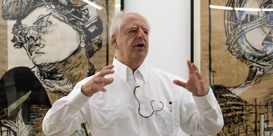 William Kentridge vor seinen Werken im Haus für Gegenwartskunst des Kunstmuseums Basel.