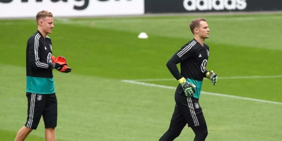 Marc-André ter Stegen (l) muss sich noch hinter Manuel Neuer anstellen. Foto: Christian Charisius