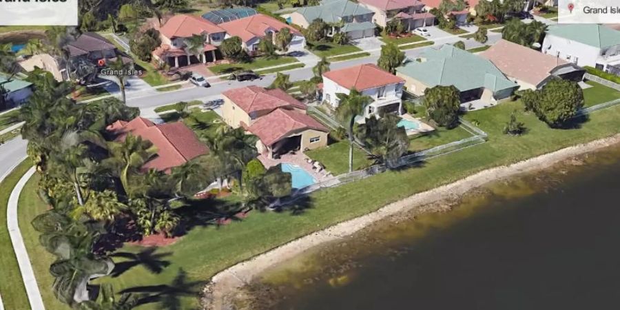 Satellitenaufnahme von Google Earth: Etwa in der Bildmitte, nahe am Ufer des kleinen Sees, ist das verrottete Autowrack zu sehen. Foto: Google