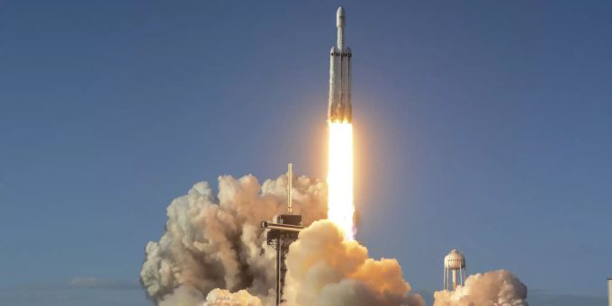 Das Kabel für den Aufzug zum Mond sollte mit einer Rakete ins All gebracht werden. Hier der Start einer SpaceX-Rakete in Florida (USA). rakete mond aufzug